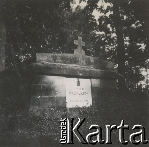 1930-1940, Wielgomłyny, Polska.
Grobowiec rodzinny rodziny Walińskich.
Fot. NN, kolekcja rodziny Walińskich, zbiory Fundacji Ośrodka KARTA