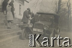 1930-1940, Sokola Góra, Polska.
Przed odjazdem z dworu.
Fot. NN, kolekcja rodziny Walińskich, zbiory Fundacji Ośrodka KARTA