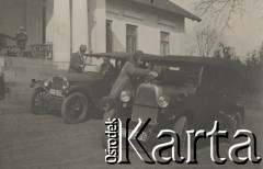 1930-1940, Sokola Góra, Polska.
Dwa samochody przed dworem. Mężczyźni przygotowują pojazdy do jazdy.
Fot. NN, kolekcja rodziny Walińskich, zbiory Fundacji Ośrodka KARTA