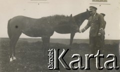 1930-1940, miejsce nieznane, Polska.
Mężczyźni z końmi.
Fot. NN, kolekcja rodziny Walińskich, zbiory Fundacji Ośrodka KARTA