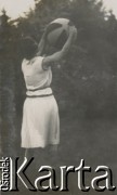 1930-1940, miejsce nieznane, Polska.
Kobieta z piłką.
Fot. NN, kolekcja rodziny Walińskich, zbiory Fundacji Ośrodka KARTA