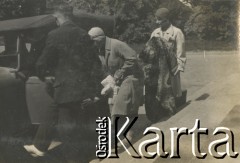 1930-1940, miejsce nieznane, Polska.
Trzy osoby wchodzą do samochodu.
Fot. NN, kolekcja rodziny Walińskich, zbiory Fundacji Ośrodka KARTA