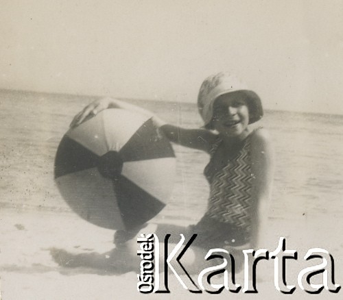 1930-1940, miejsce nieznane, Polska.
Plaża. Dziewczynka z piłką.
Fot. NN, kolekcja rodziny Walińskich, zbiory Fundacji Ośrodka KARTA