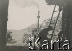 1930-1940, miejsce nieznane, Polska.
Młócenie. Mężczyzna podczas pracy.
Fot. NN, kolekcja rodziny Walińskich, zbiory Fundacji Ośrodka KARTA