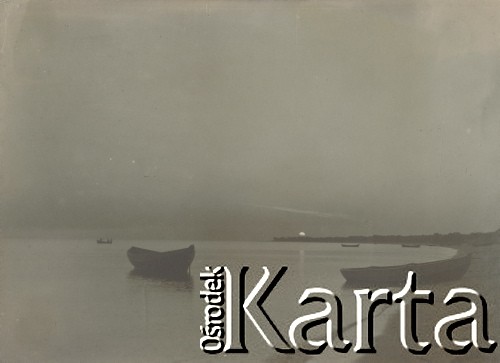 1930-1940, Hel, Polska.
Krajobraz. Łódki na morzu.
Fot. NN, kolekcja rodziny Walińskich, zbiory Fundacji Ośrodka KARTA