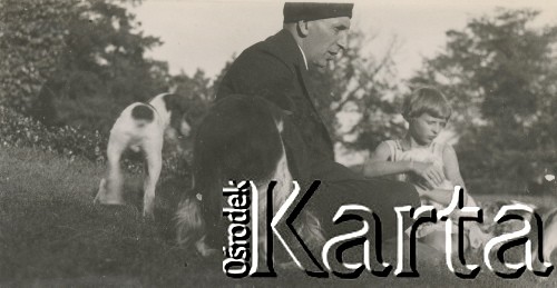 1930-1940, miejsce nieznane, Polska.
Mężczyzna, dziewczynka i zwierzęta. Siedzą na trawie.
Fot. NN, kolekcja rodziny Walińskich, zbiory Fundacji Ośrodka KARTA