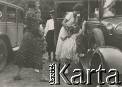 1930-1940, miejsce nieznane, Polska.
Przed odjazdem.
Fot. NN, kolekcja rodziny Walińskich, zbiory Fundacji Ośrodka KARTA
