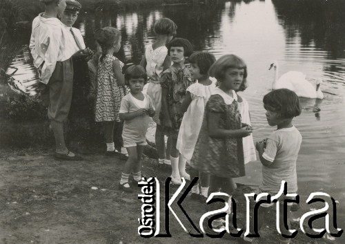 1930-1940, miejsce nieznane, Polska.
Dzieci nad jeziorem.
Fot. NN, kolekcja rodziny Walińskich, zbiory Fundacji Ośrodka KARTA