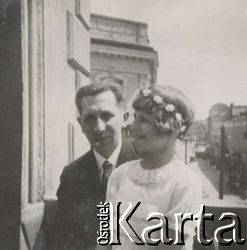 1930-1940, miejsce nieznane, Polska.
Mężczyzna i dziewczynka w stroju komunijnym. W tle miasto.
Fot. NN, kolekcja rodziny Walińskich, zbiory Fundacji Ośrodka KARTA
