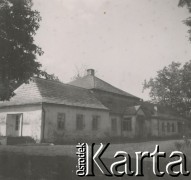 1930-1940, miejsce nieznane, Polska.
Dwór.
Fot. NN, kolekcja rodziny Walińskich, zbiory Fundacji Ośrodka KARTA