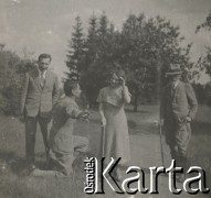 1930-1940, miejsce nieznane, Polska.
Spacer. N/z Czesław Waliński (1P).
Fot. NN, kolekcja rodziny Walińskich, zbiory Fundacji Ośrodka KARTA