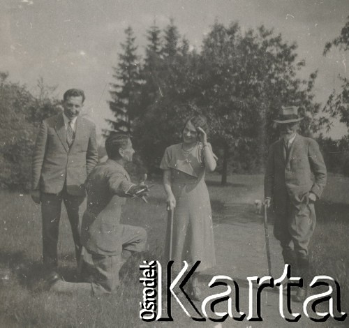 1930-1940, miejsce nieznane, Polska.
Spacer. N/z Czesław Waliński (1P).
Fot. NN, kolekcja rodziny Walińskich, zbiory Fundacji Ośrodka KARTA