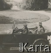 1930-1940, Sokola Góra, Polska.
Mężczyźni w samochodzie.
Fot. NN, kolekcja rodziny Walińskich, zbiory Fundacji Ośrodka KARTA