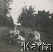 1930-1940, miejsce nieznane, Polska.
Kobieta z dziećmi w ogrodzie.
Fot. NN, kolekcja rodziny Walińskich, zbiory Fundacji Ośrodka KARTA