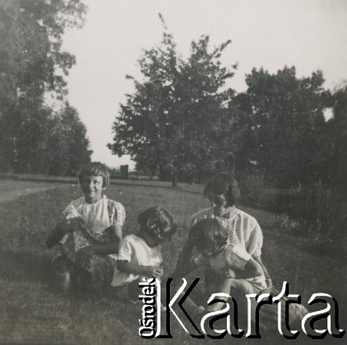 1930-1940, miejsce nieznane, Polska.
Kobieta z dziećmi w ogrodzie.
Fot. NN, kolekcja rodziny Walińskich, zbiory Fundacji Ośrodka KARTA
