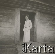 1930-1940, miejsce nieznane, Polska.
Kobieta. Stoi przed wejściem do budynku.
Fot. NN, kolekcja rodziny Walińskich, zbiory Fundacji Ośrodka KARTA