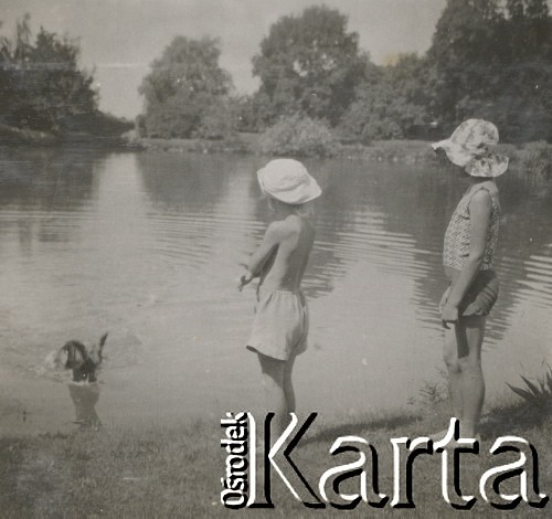 1930-1940, miejsce nieznane, Polska.
Dzieci nad jeziorem. W wodzie pływa pies.
Fot. NN, kolekcja rodziny Walińskich, zbiory Fundacji Ośrodka KARTA