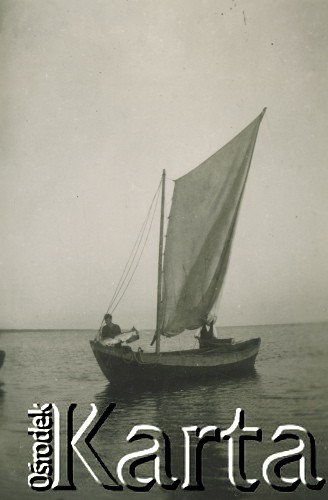 1930-1940, Zatoka Gdańska, Polska.
Łódka na morzu.
Fot. NN, kolekcja rodziny Walińskich, zbiory Fundacji Ośrodka KARTA