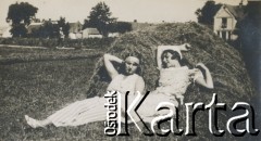 1930-1940, miejsce nieznane, Polska.
Kobiety. Leżą na sianie. W tle budynki.
Fot. NN, kolekcja rodziny Walińskich, zbiory Fundacji Ośrodka KARTA
