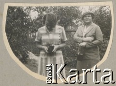 1930-1940, miejsce nieznane, Polska.
Kobiety w ogrodzie. Jedna trzyma aparat fotograficzny.
Fot. NN, kolekcja rodziny Walińskich, zbiory Fundacji Ośrodka KARTA