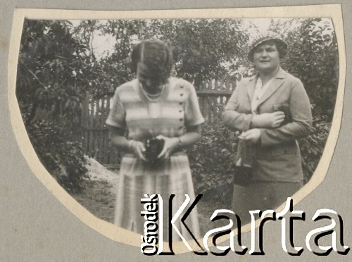 1930-1940, miejsce nieznane, Polska.
Kobiety w ogrodzie. Jedna trzyma aparat fotograficzny.
Fot. NN, kolekcja rodziny Walińskich, zbiory Fundacji Ośrodka KARTA