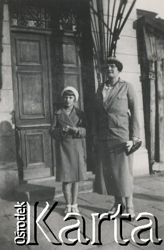1930-1940, miejsce nieznane, Polska.
Kobieta i dziewczynka na ulicy.
Fot. NN, kolekcja rodziny Walińskich, zbiory Fundacji Ośrodka KARTA