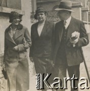 1930-1940, miejsce nieznane, Polska.
Mężączyzna i kobiety podczas spaceru.
Fot. NN, kolekcja rodziny Walińskich, zbiory Fundacji Ośrodka KARTA