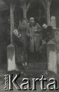 1930-1940, miejsce nieznane, Polska.
Portret grupowy przed wejściem do budynku.
Fot. NN, kolekcja rodziny Walińskich, zbiory Fundacji Ośrodka KARTA