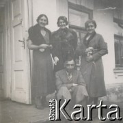 1930-1940, miejsce nieznane, Polska.
Portret grupowy przed wejściem do budynku.
Fot. NN, kolekcja rodziny Walińskich, zbiory Fundacji Ośrodka KARTA