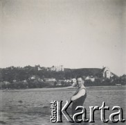 1930-1940, miejsce nieznane, Polska.
Mężczyzna w wodzie. Pali papierosa.
Fot. NN, kolekcja rodziny Walińskich, zbiory Fundacji Ośrodka KARTA