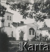 1930-1940, Bartodzieje, Polska.
Dwór.
Fot. NN, kolekcja rodziny Walińskich, zbiory Fundacji Ośrodka KARTA