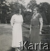 1930-1940, miejsce nieznane, Polska.
Kobiety w ogrodzie.
Fot. NN, kolekcja rodziny Walińskich, zbiory Fundacji Ośrodka KARTA