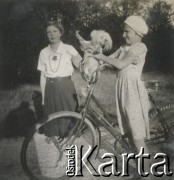 1930-1940, miejsce nieznane, Polska.
Dziewczynki z rowerem i psem.
Fot. NN, kolekcja rodziny Walińskich, zbiory Fundacji Ośrodka KARTA