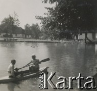 1930-1940, miejsce nieznane, Polska.
Jezioro. Dzieci w kajaku.
Fot. NN, kolekcja rodziny Walińskich, zbiory Fundacji Ośrodka KARTA