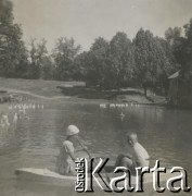 1930-1940, miejsce nieznane, Polska.
Jezioro. Dzieci w kajaku.
Fot. NN, kolekcja rodziny Walińskich, zbiory Fundacji Ośrodka KARTA