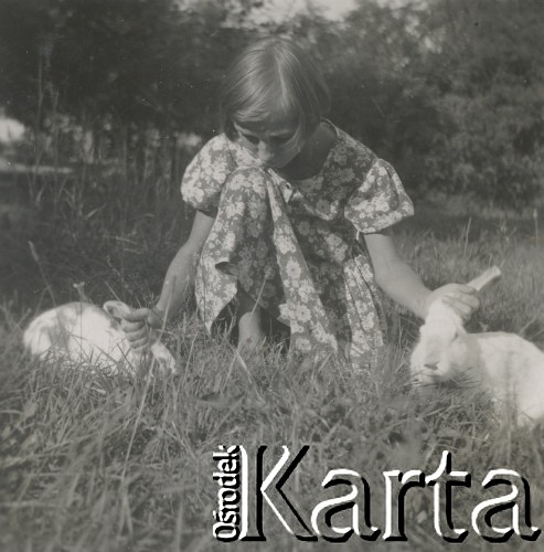 1930-1940, miejsce nieznane, Polska.
Dziewczynka trzyma króliki za uszy.
Fot. NN, kolekcja rodziny Walińskich, zbiory Fundacji Ośrodka KARTA