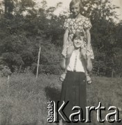 1930-1940, miejsce nieznane, Polska.
Dziewczynki. W tle drzewa.
Fot. NN, kolekcja rodziny Walińskich, zbiory Fundacji Ośrodka KARTA