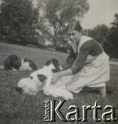 1930-1940, miejsce nieznane, Polska.
Kobieta wyciera psa.
Fot. NN, kolekcja rodziny Walińskich, zbiory Fundacji Ośrodka KARTA
