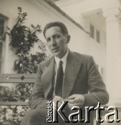 1930-1940, Sokola Góra, Polska.
Męzczyzna. Siedzi na ławce przed dworem.
Fot. NN, kolekcja rodziny Walińskich, zbiory Fundacji Ośrodka KARTA