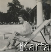 1930-1940, Sokola Góra, Polska.
Kobieta. Siedzi na leżaku przed dworem.
Fot. NN, kolekcja rodziny Walińskich, zbiory Fundacji Ośrodka KARTA