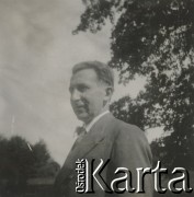 1930-1940, miejsce nieznane, Polska.
Mężczyzna w ogrodzie.
Fot. NN, kolekcja rodziny Walińskich, zbiory Fundacji Ośrodka KARTA