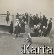 1930-1940, miejsce nieznane, Polska.
Grupa dziewcząt na wycieczce.
Fot. NN, kolekcja rodziny Walińskich, zbiory Fundacji Ośrodka KARTA