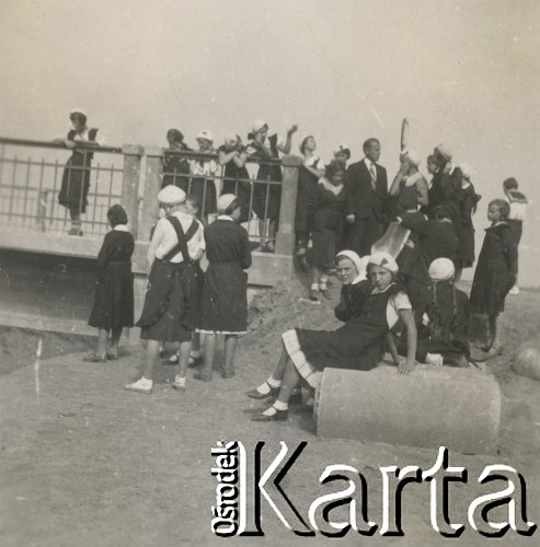 1930-1940, miejsce nieznane, Polska.
Grupa dziewcząt na wycieczce.
Fot. NN, kolekcja rodziny Walińskich, zbiory Fundacji Ośrodka KARTA
