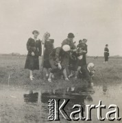 1930-1940, miejsce nieznane, Polska.
Grupa dziewcząt na wycieczce.
Fot. NN, kolekcja rodziny Walińskich, zbiory Fundacji Ośrodka KARTA