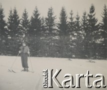 1930-1940, miejsce nieznane, Polska.
Zima. Kobieta na nartach.
Fot. NN, kolekcja rodziny Walińskich, zbiory Fundacji Ośrodka KARTA
