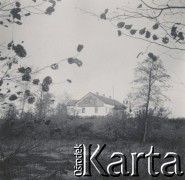 1930-1940, miejsce nieznane, Polska.
Wieś. Widok na dom.
Fot. NN, kolekcja rodziny Walińskich, zbiory Fundacji Ośrodka KARTA