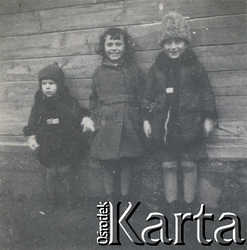 1930-1940, miejsce nieznane, Polska.
Dzieci. Stoją obok drewnianego budynku.
Fot. NN, kolekcja rodziny Walińskich, zbiory Fundacji Ośrodka KARTA