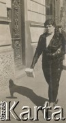 1930-1940, miejsce nieznane, Polska.
Kobieta na spacerze.
Fot. NN, kolekcja rodziny Walińskich, zbiory Fundacji Ośrodka KARTA