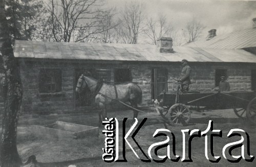 1930-1940, miejsce nieznane, Polska.
Męzczyzna stoi na wozie obok stajni.
Fot. NN, kolekcja rodziny Walińskich, zbiory Fundacji Ośrodka KARTA