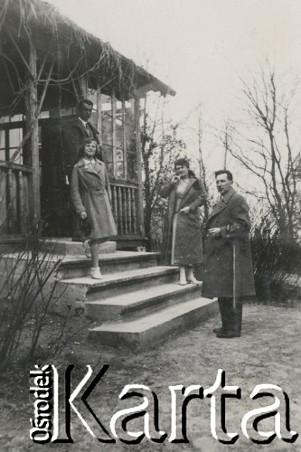 1930-1940, miejsce nieznane, Polska.
Dorośli i dziewczynka przed wejściem do domu.
Fot. NN, kolekcja rodziny Walińskich, zbiory Fundacji Ośrodka KARTA
